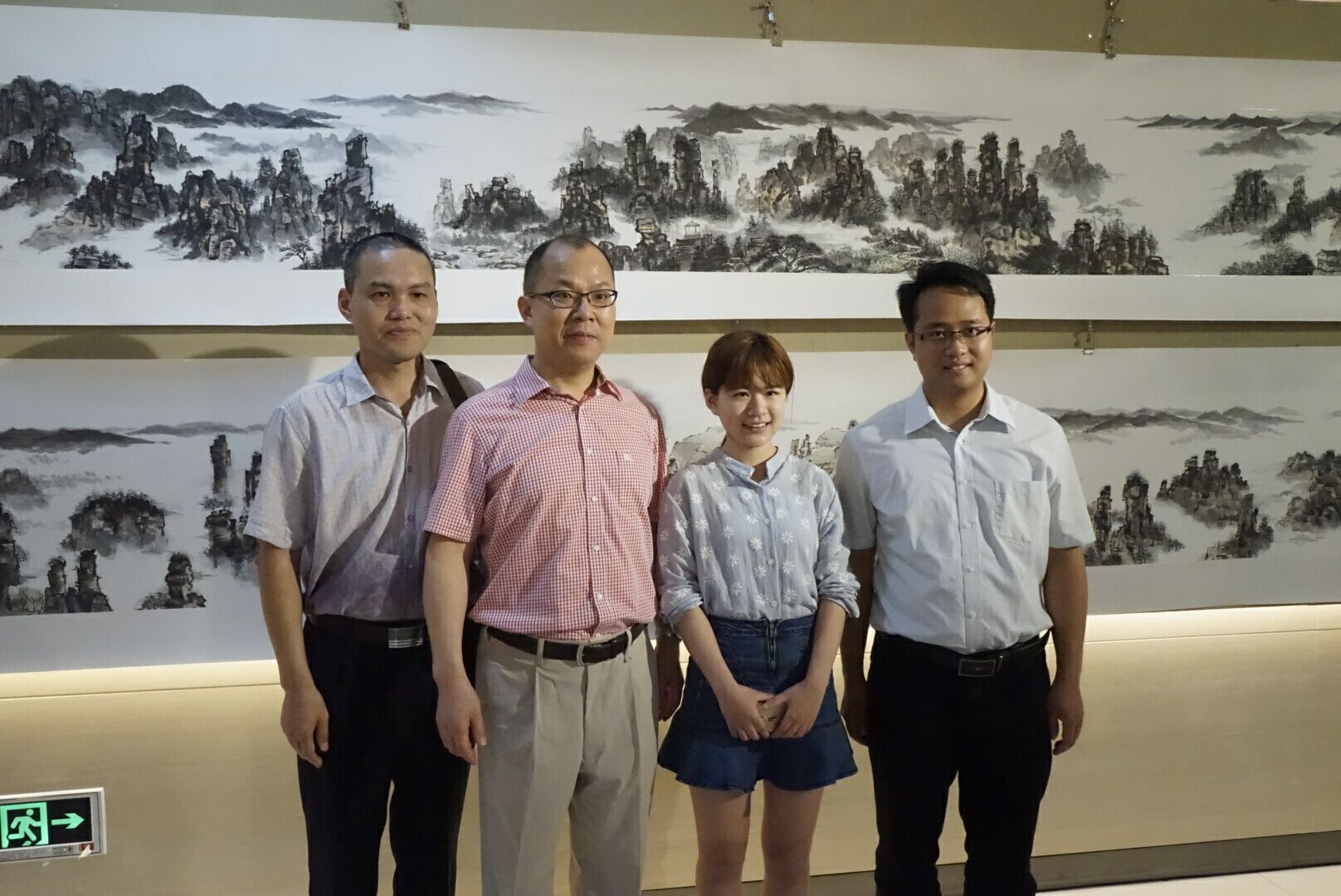 画作作者谢天琦与林腾蛟董事长和北大校友合影.jpg