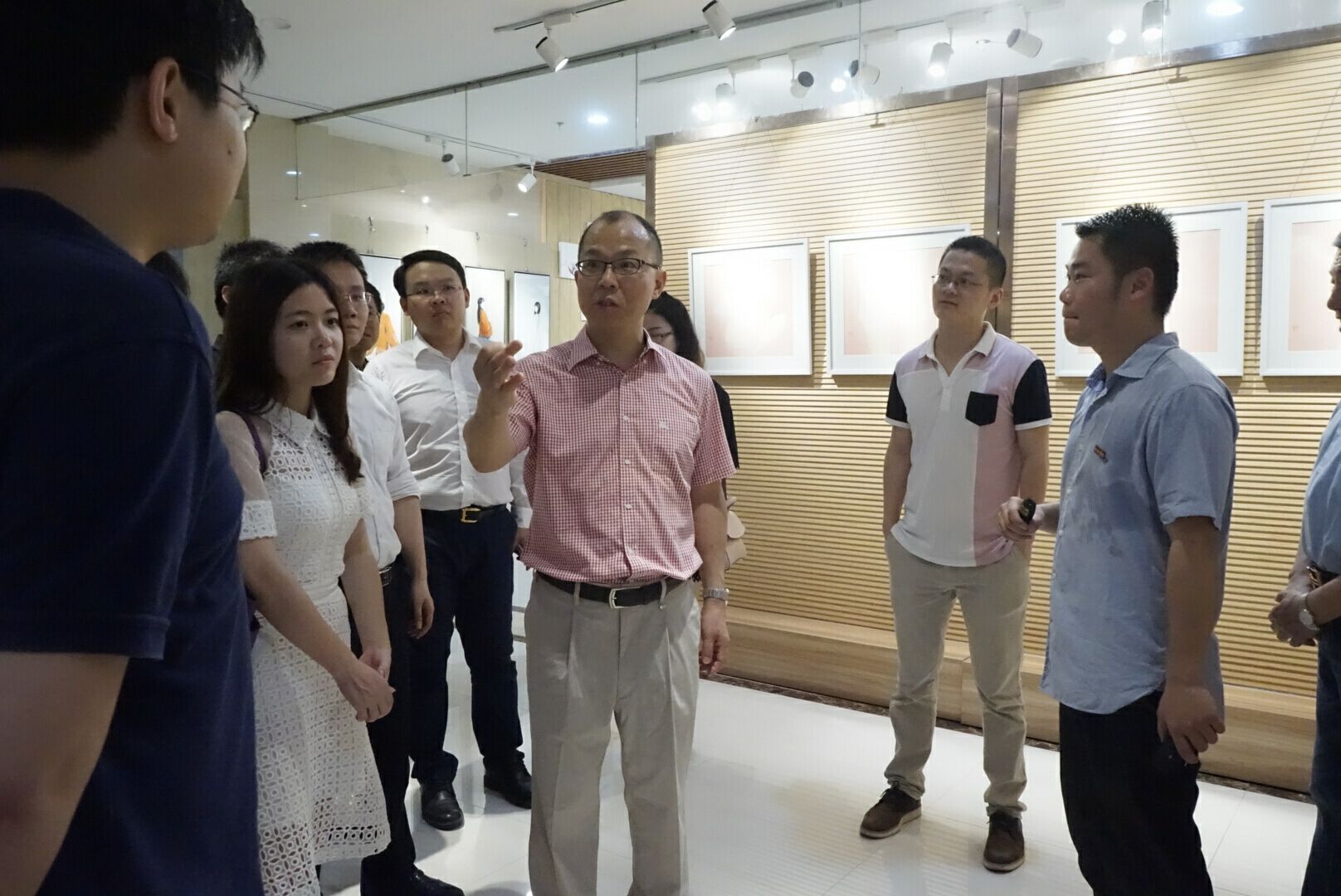 林腾蛟董事长关心美术专业教学工作.jpg