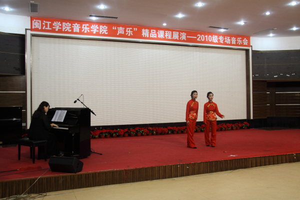 女生对唱《洪湖水浪打浪》.jpg