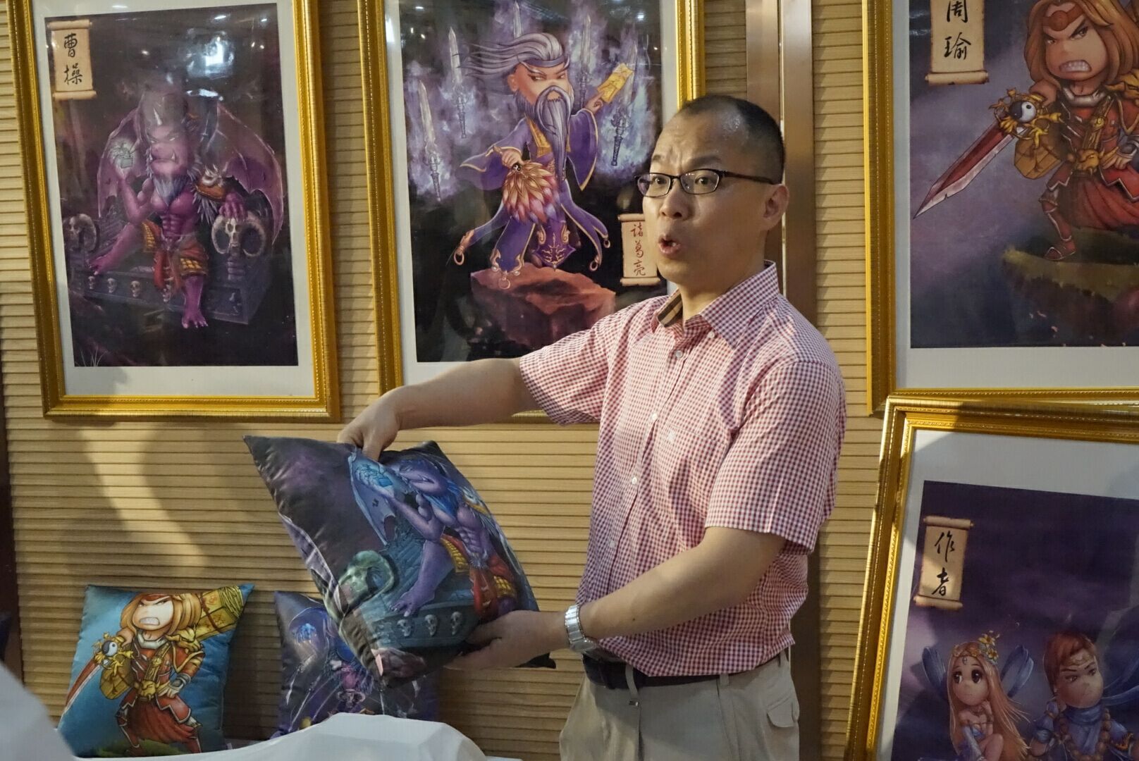 林腾蛟董事长饶有兴致地参观了学生的动漫作品，并鼓励学生说：“将来要学习迪斯尼公司把自己设计的动漫形象推向市场！”.jpg